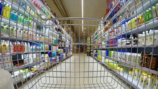 Сотрудники сетей гипермаркетов рассказали о скрытых опасностях: почему лучше не покупать конфеты в развес