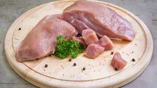 До чего же вкусные и сочные получаются эти куриные отбивные! Лучший рецепт из грудки, который только может быть