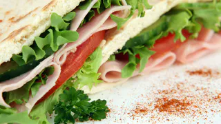 Обалденные бутерброды из трёх продуктов: лучший способ быстро перекусить сытно и полезно