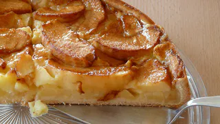 Вкуснейший пирог на сковороде всего за 15 минут: домашние сметут сразу же