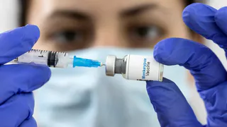 Несмотря на резкое снижение в России количества заболевших COVID-19, смертность практически на меняется
