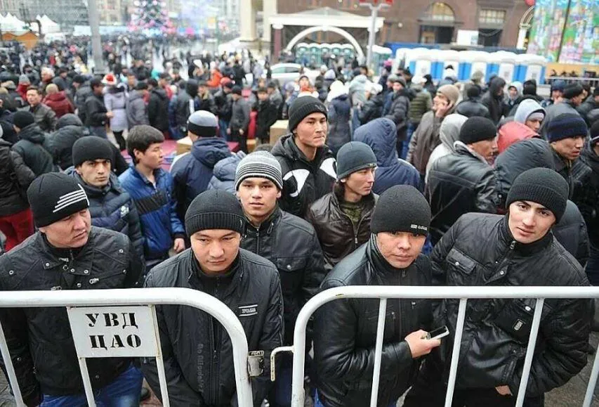 С помощью «Госуслуг» можно прописать «своего» мигранта