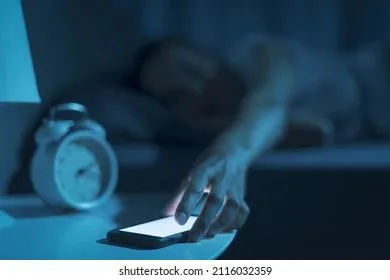 Спать рядом с заряжающимся телефоном опасно для здоровья