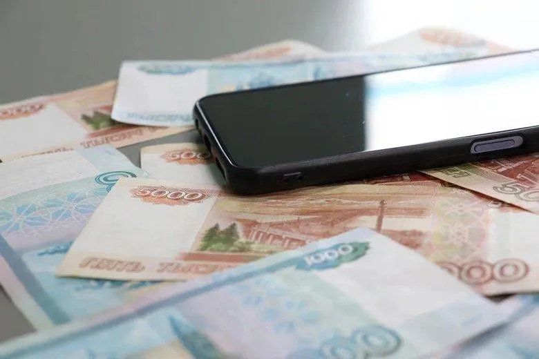 Эксперты предупреждают: не храните деньги под чехлом смартфона
