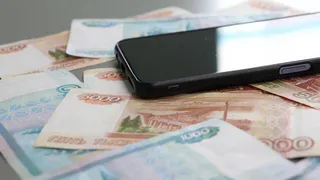 Эксперты предупреждают: не храните деньги под чехлом смартфона
