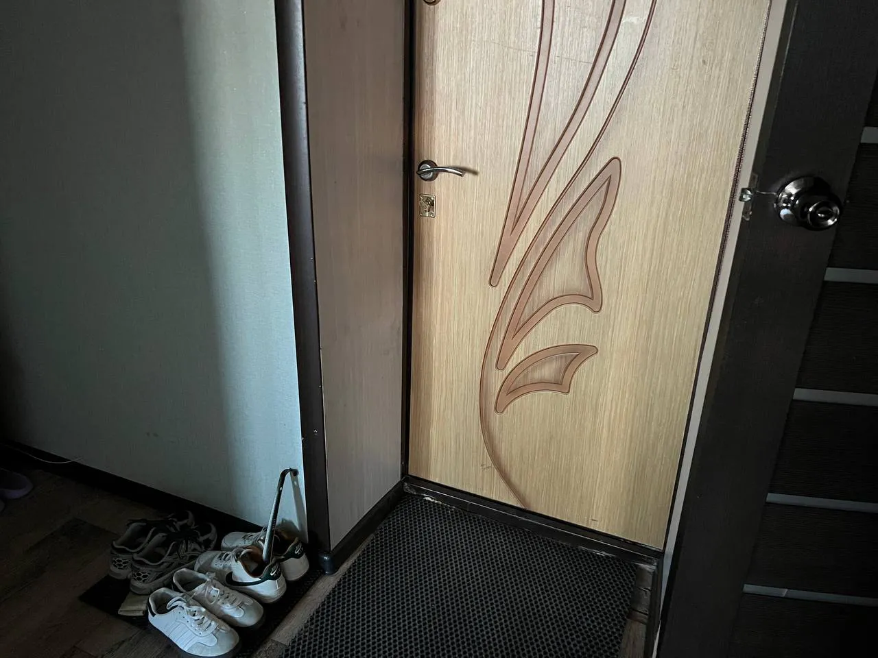 Как вежливо отказать назойливым продавцам на пороге: три фразы, которые работают безотказно