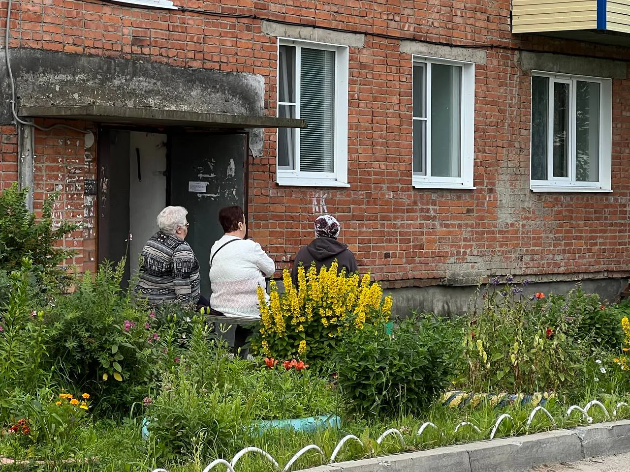 Пенсионерам следует обратиться в органы соцзащиты для оформления положенных выплат. Средства уже перечисляются.