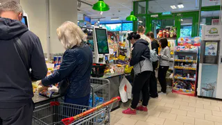Продавцы «Пятерочки» теперь шепчут это на кассе: как платить картой с выгодой