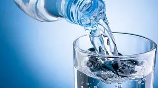Медик советует отказаться от воды из пластиковых бутылок