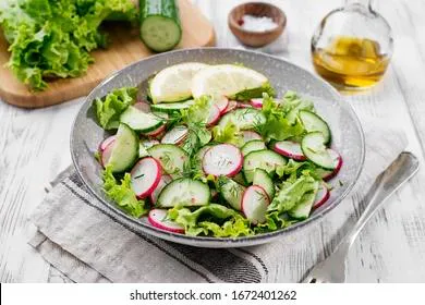 Меню для дачи: салат с редиской и огурцом