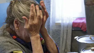Женщину лишили пенсии из-за поездок на могилу к покойному мужу