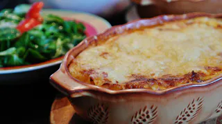 Готовим сытный и вкусный картофельный пирог на сковороде: хрустящая корочка, сочная начинка из мяса и грибов