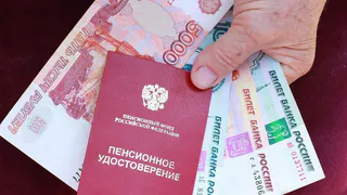 Накопительная часть пенсии: забрать все сразу или по получать частям?