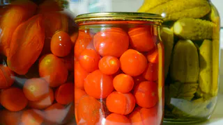 Хрустящие огурцы и помидоры по-бабушкиному: чтобы зимой было вкусно