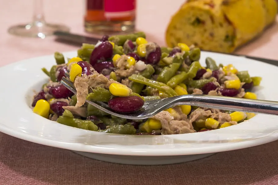 Легкий и вкусный салат с фасолью: простой рецепт для занятых