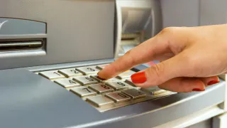 ЦБ вводит жёсткие ограничения: переводы между картами теперь под запретом — деньги будут блокироваться