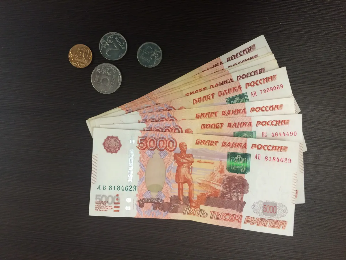 С 10 мая такие банкноты теперь просто фантик: банк не примет, в магазине засмеют - неприятный сюрприз