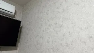 Снимаю старые обои за 1 час: полотно отходит почти целиком — вода и скребок не понадобятся