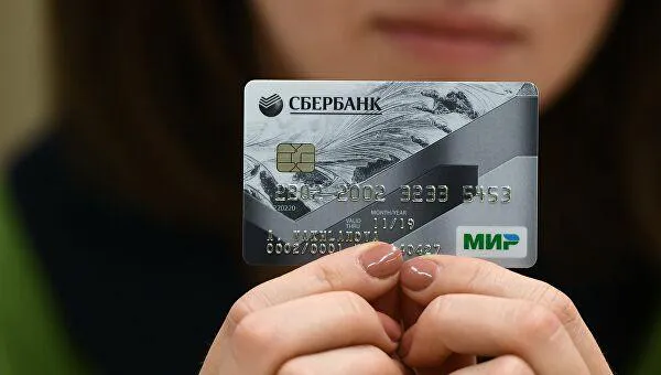 Стало известно, почему жене нельзя оплачивать покупки картой мужа