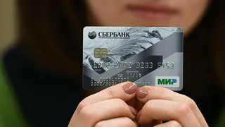 Стало известно, почему жене нельзя оплачивать покупки картой мужа