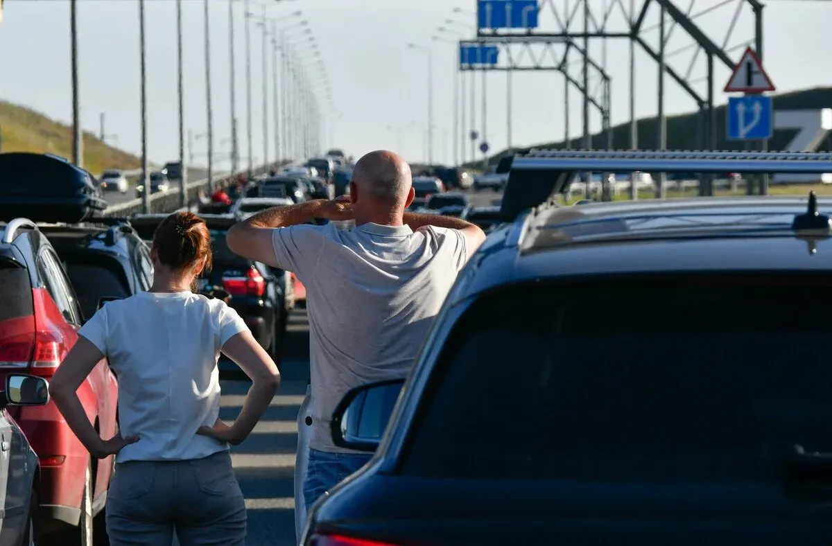 На Крымском мосту образовалась многокилометровая пробка