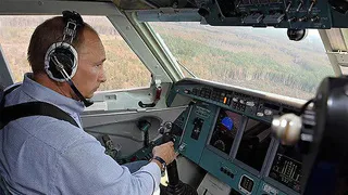 Субординация или жизнь: Путин рассказал о том, как пилот самолета отказался ему подчиняться
