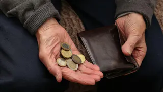 Топ-менеджер Сбера призвал пенсионеров срочно снимать деньги со счетов