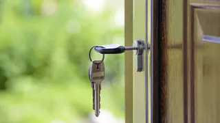 Продажа, прописка и налог: что следует знать владельцам долей в недвижимости