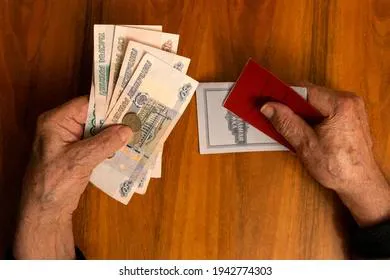Пенсию разрешили получать досрочно