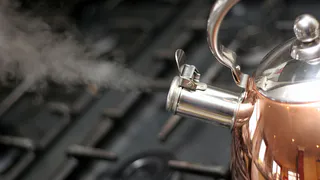 Эффективный способ очистки чайника от накипи с помощью рассола