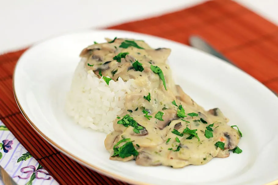Приготовление сытной подливы с шампиньонами: вкусно и полезно