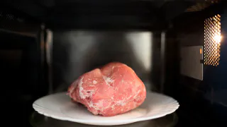 Зачем нужно посыпать замороженное мясо солью: секрет быстрой разморозки
