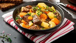 Стало известно, почему пожилым людям не стоит есть мясо с картошкой