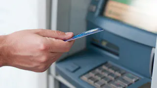Мошенники стали специально оставлять карточки в банкоматах: специалисты предупредили о новой уловке