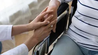 Как пенсионеру и инвалиду получить бесплатную помощь по дому