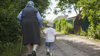 Бабушкам и дедушкам предложили оплачиваемый отпуск для помощи детям