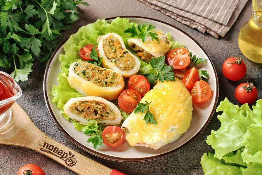 Кальмары, фаршированные кабачками, в духовке