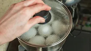 Как правильно варить треснувшие яйца