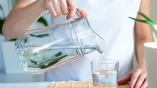 Быстро чистим стеклянный графин от налета