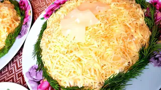 Новогодние рецепты: нежнейший салат из отварной грудки и ананасов