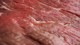 Одну ложку в кастрюльку с водой — мясо станет нежным, мягким и сочным: секрет советских поваров