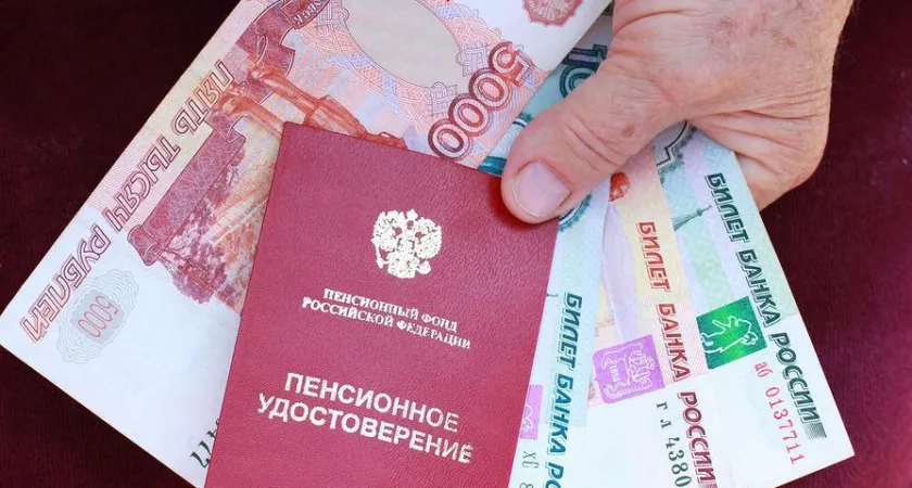 Накопительная часть пенсии: забрать все сразу или по частям?