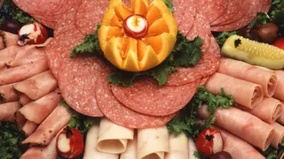 "Мяса нет, сплошная соя": в Роскачестве советуют не покупать такие марки колбасы даже по большой скидке