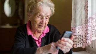 «Для обновления сетки нужен код из SMS»: как мошенники обкрадывают пенсионеров под видом цифровизации