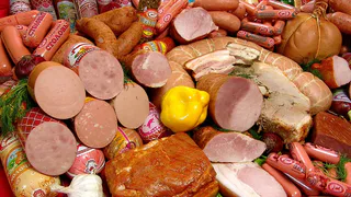 Смело берите: в этой колбасе - только 100% рубленое мясо и специи, а вкус просто отменный