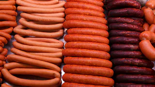 Там чистое мясо: Роскачество назвало лучшие сосиски и сардельки