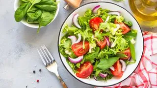 Меню для дачи: закуска из помидоров с чесноком и зеленью